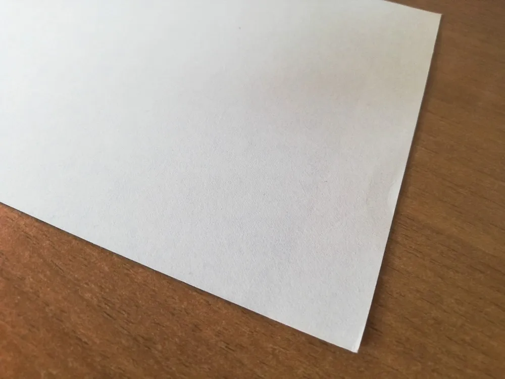 Immagine della carta da parati in filesina TNT prima della stampa (neutra)
