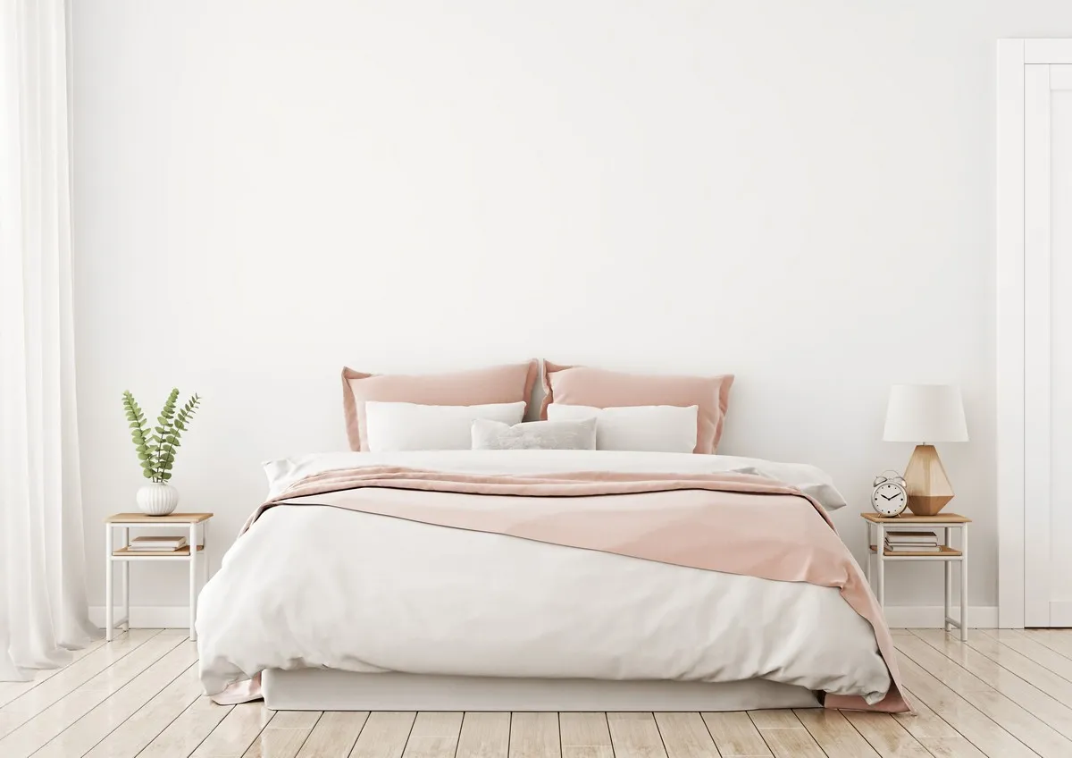 Camera da letto stile contemporaneo con pareti spoglie
