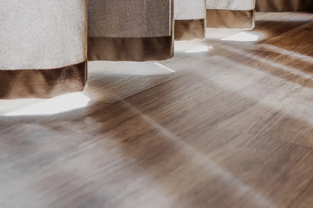 Pavimento SPC parquet scuro stonalizzato SPC Pavimento SPC parquet scuro stonalizzato pavimenti legno scuro prezzi a preventivo