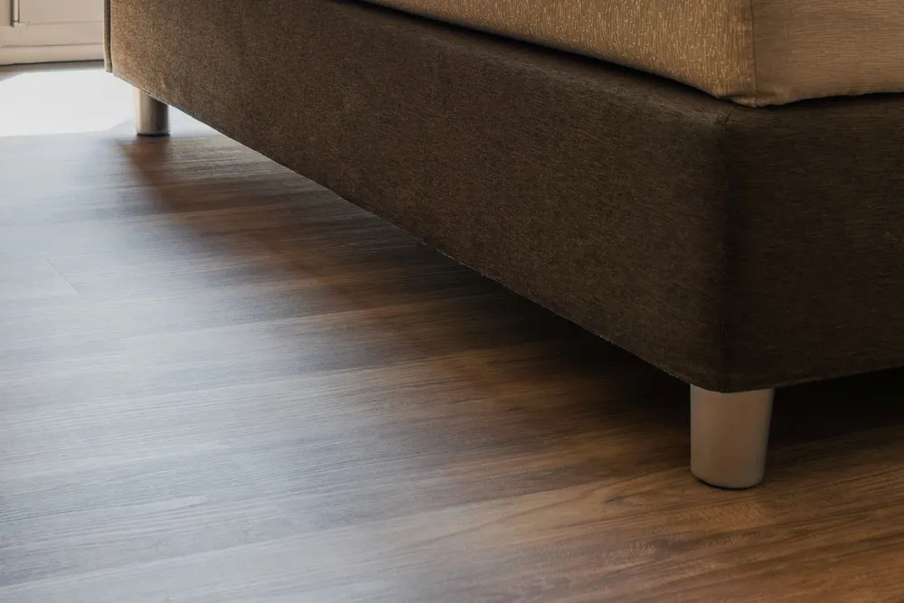 SPC Pavimento SPC parquet scuro stonalizzato SPC Pavimento SPC effetto parquet in legno scuro stonalizzato Pavimento finto legno scuro
