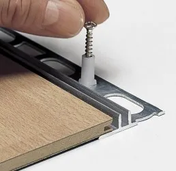 BASE P.100 | Profilo per pavimenti da 7 a 15 mm.