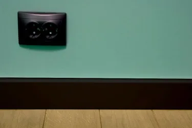 BATTISCOPA NERO |  100% legno laccato nero