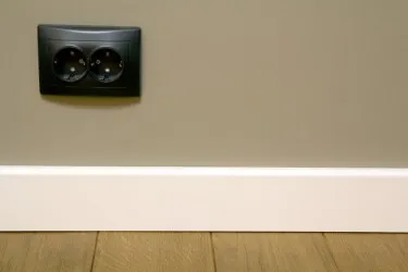 BATTISCOPA BIANCO |  Zoccolino bianco alto 100% legno laccato