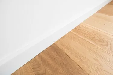 BATTISCOPA BIANCO |  Zoccolo legno bianco laccato
