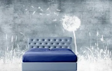 SOFFIONE ESSENZIALE | Carta da parati azzurra con soffione in camera da letto